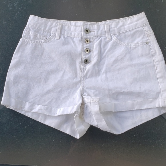 lei. Women's white shorts - Picture 2 of 4
